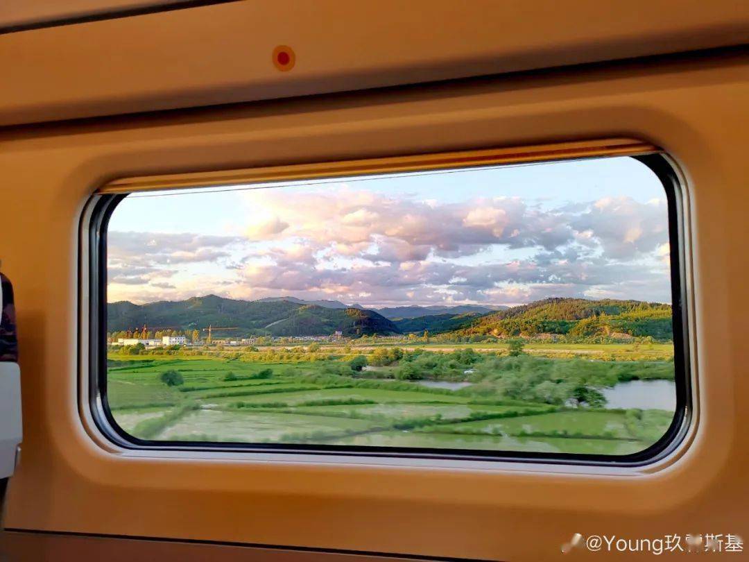 坐高铁千万不要玩手机因为一抬头