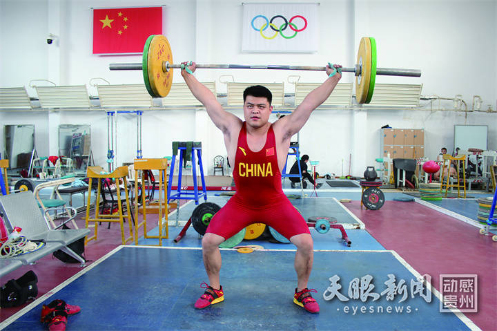 快乐自信的大力士