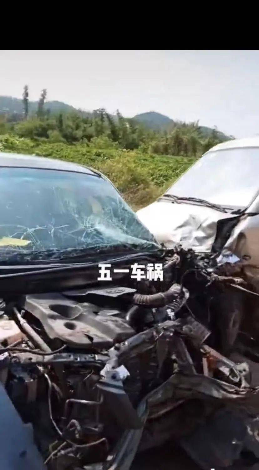 惊险河源一货车弯道占道超车导致四车相撞