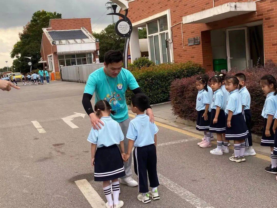 小学生开学日怎么穿搭_小学生开学黑板报(2)