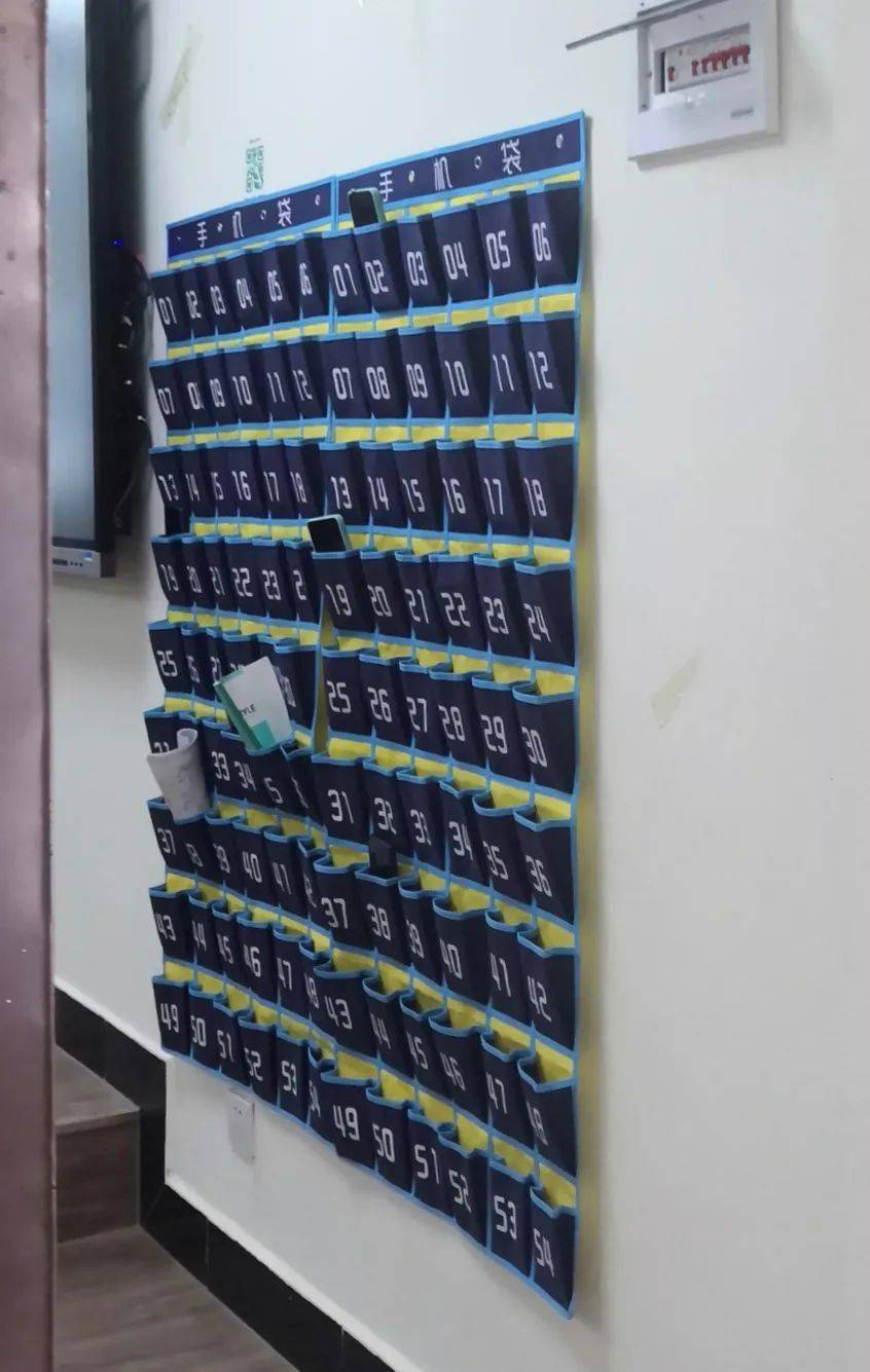 13日上午,记者在桂林旅游学院看到,该校大多数教室都设了手机收纳袋