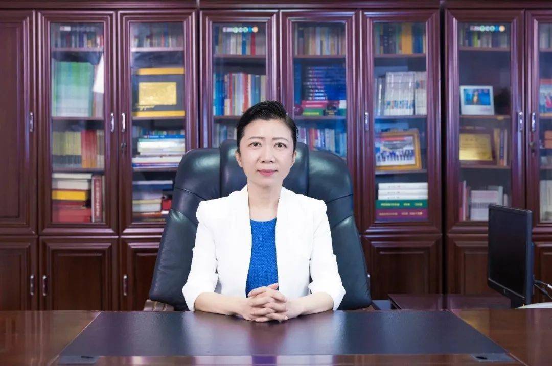 校长杨雪梅为我校青年学子讲授开学第一课_青春