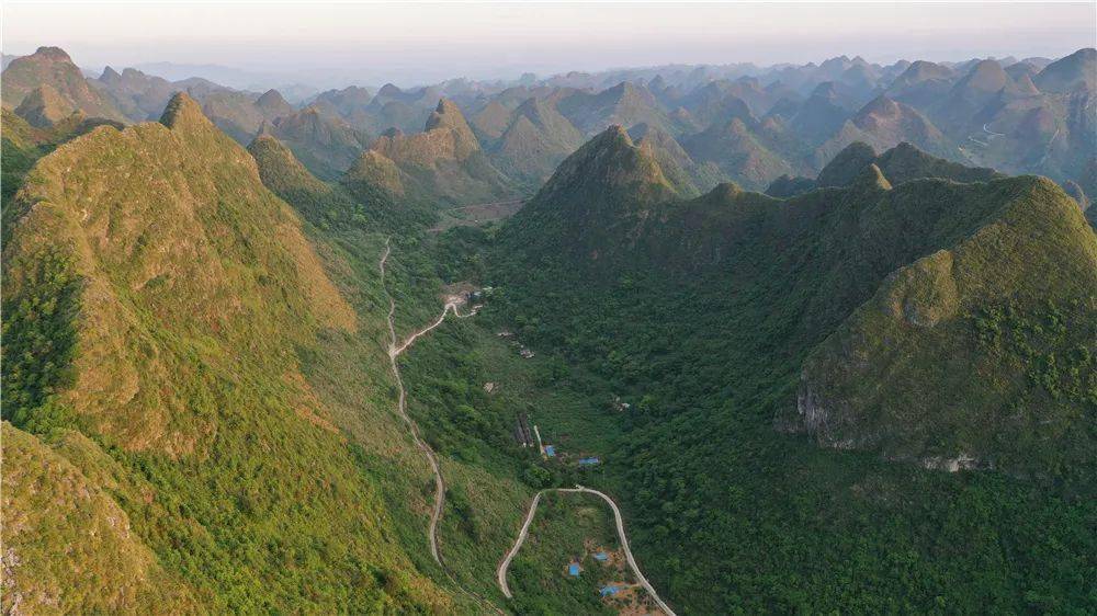 英德交界處,媲美武功山和船底頂的徒步聖地,行走於莫六公長長的山脊線