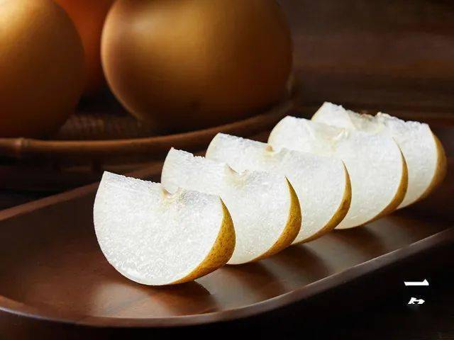 精致的朋友们,也可以把大梨切成小块,摆入水果盘中,拿起叉子慢慢品味