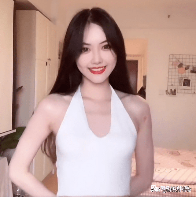 其实熟悉吉祥的玩家都知道,吉祥并不是专业的主播,而是一位职业解说