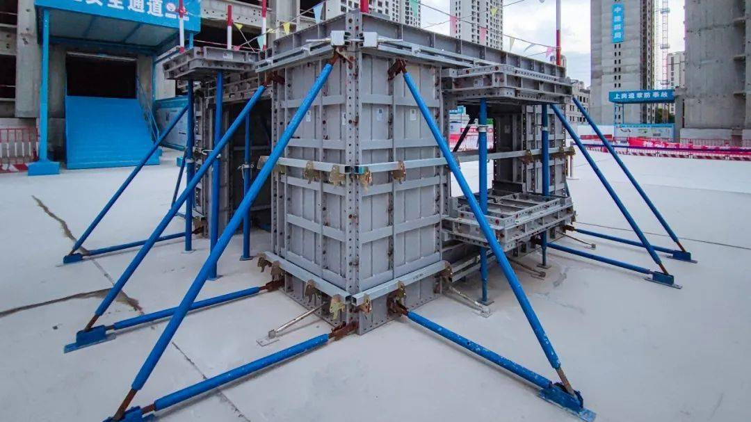 墙体顶砖施工墙体采用机械开槽日式放线法,铝膜深化等一系列标准化