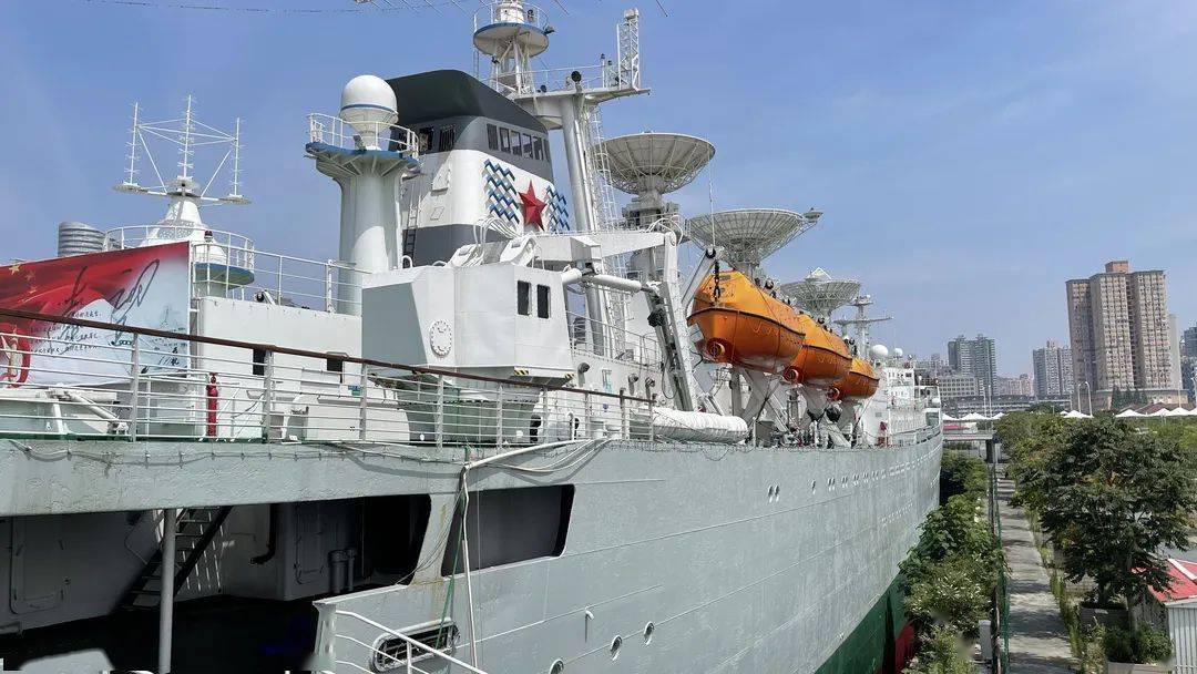 远望1号远望1号是我国第一代航天远洋测量船,主要担负卫星,飞船和火箭