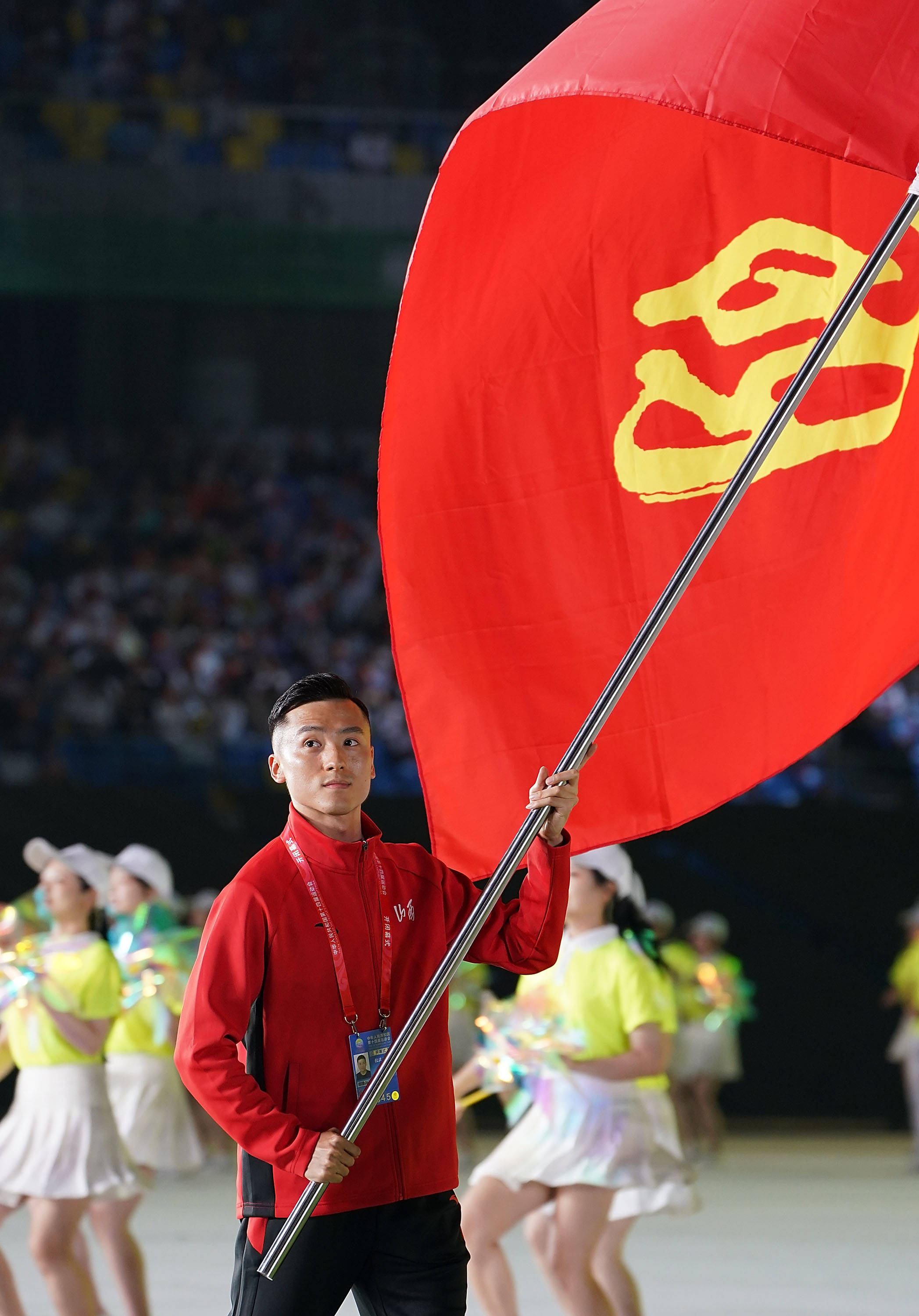 9月15日,山西省體育代表團旗手董棟在入場儀式上.