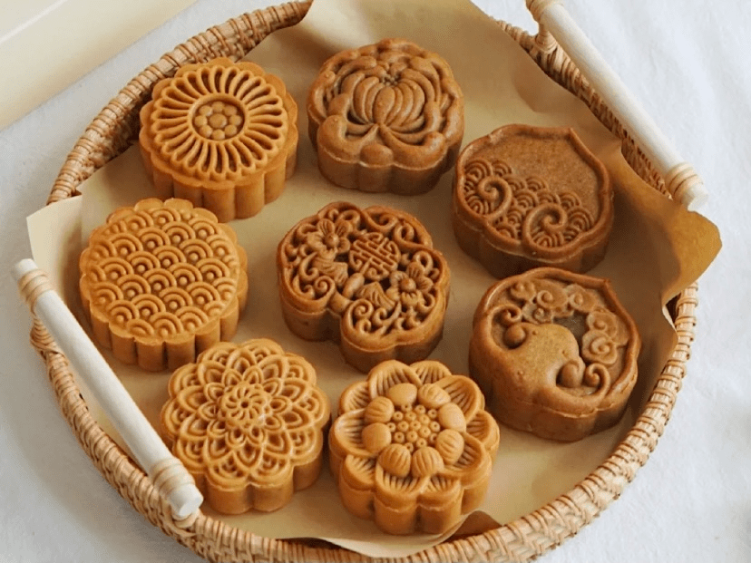 学习绘画月饼的花纹装饰;2.学习吹塑纸拓印画的技能技巧表现;1.