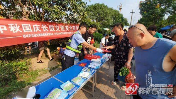 怀化公安交警开展农村"中秋,国庆"假期交通安全宣传活动