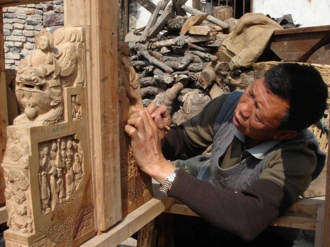 匠人省级非遗汉源涂家木雕传人涂建平按照16缩雕出了木质石牌坊