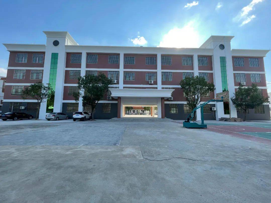 五华这个学校新建了一栋教学楼.