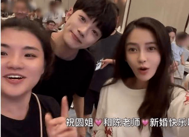 显得|杨颖现身好友婚礼,不精修还没素人漂亮,路人拍的五五身假胯宽!