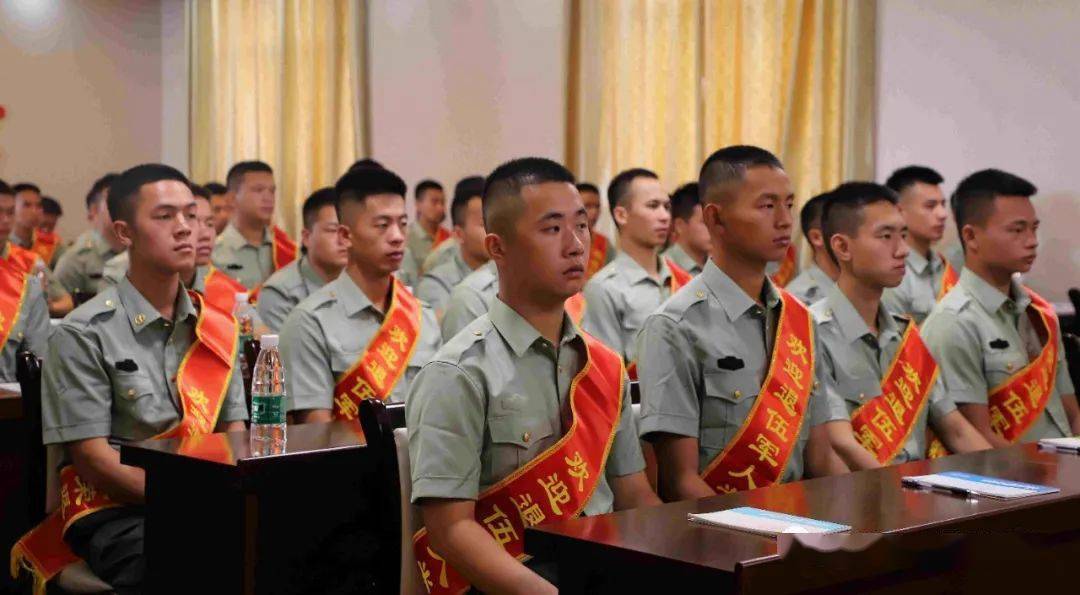 仪式上,刘胜利对退伍返乡的士兵表示热烈欢迎,并强调,军人退伍不褪色