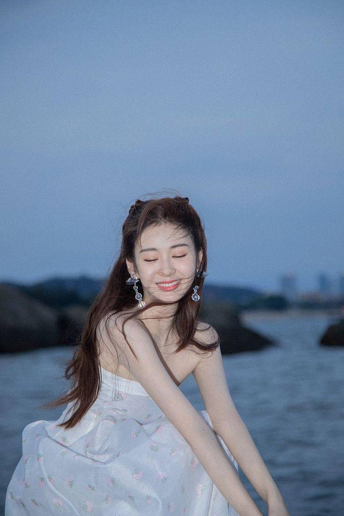公主|郑合惠子白色玫瑰纱裙仙气十足 甜美精致吹海风似精灵