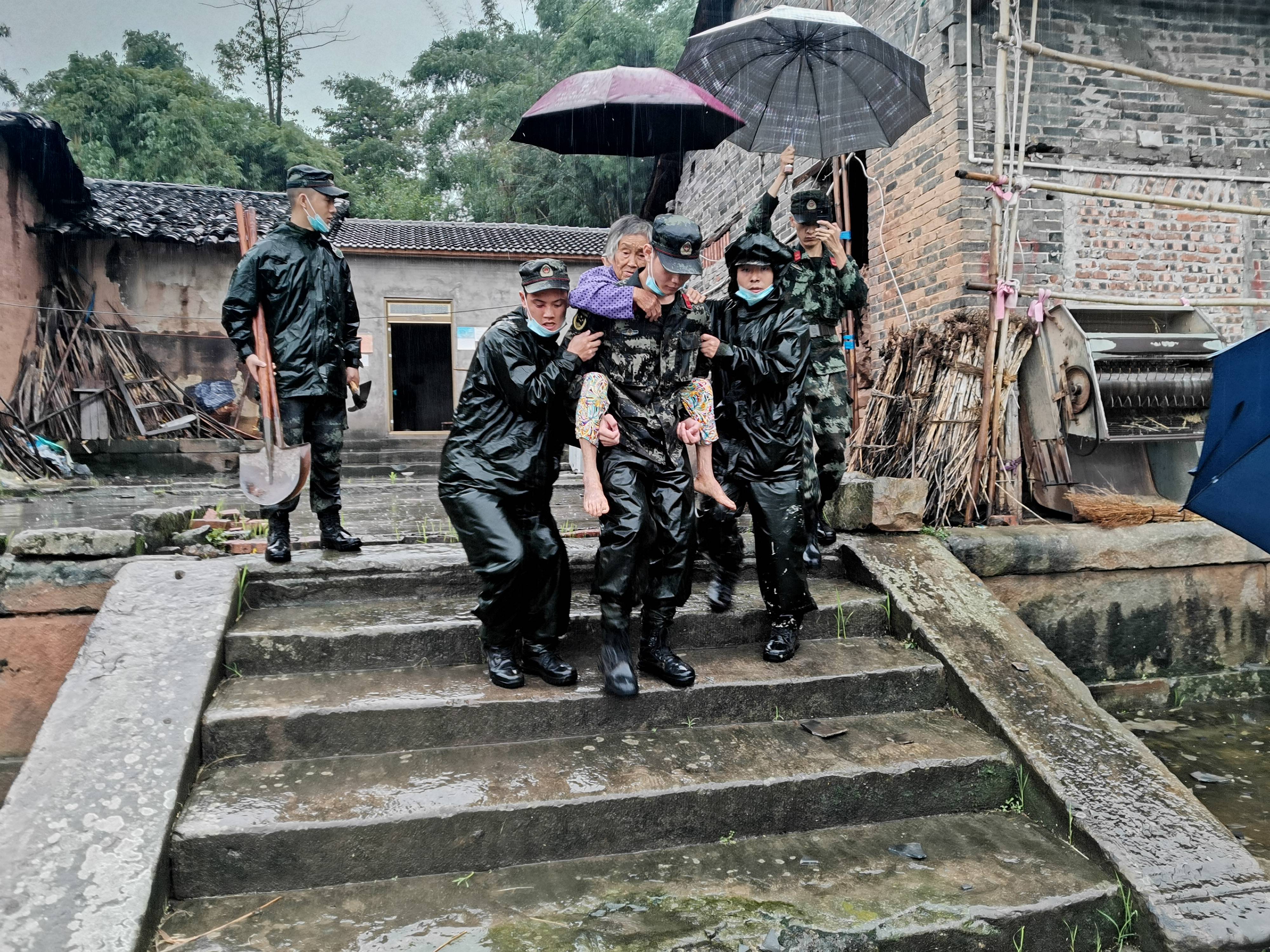 人民警察救灾照片图片