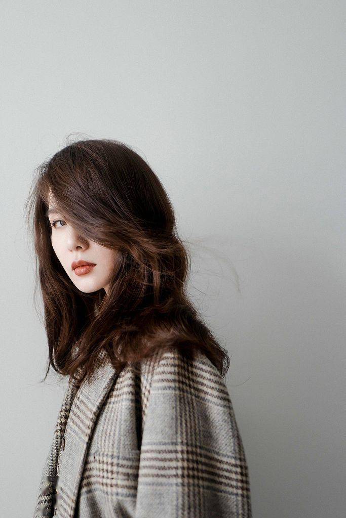 波浪|刘诗诗暖秋质感大片释出 穿正红丝边礼服温柔大气