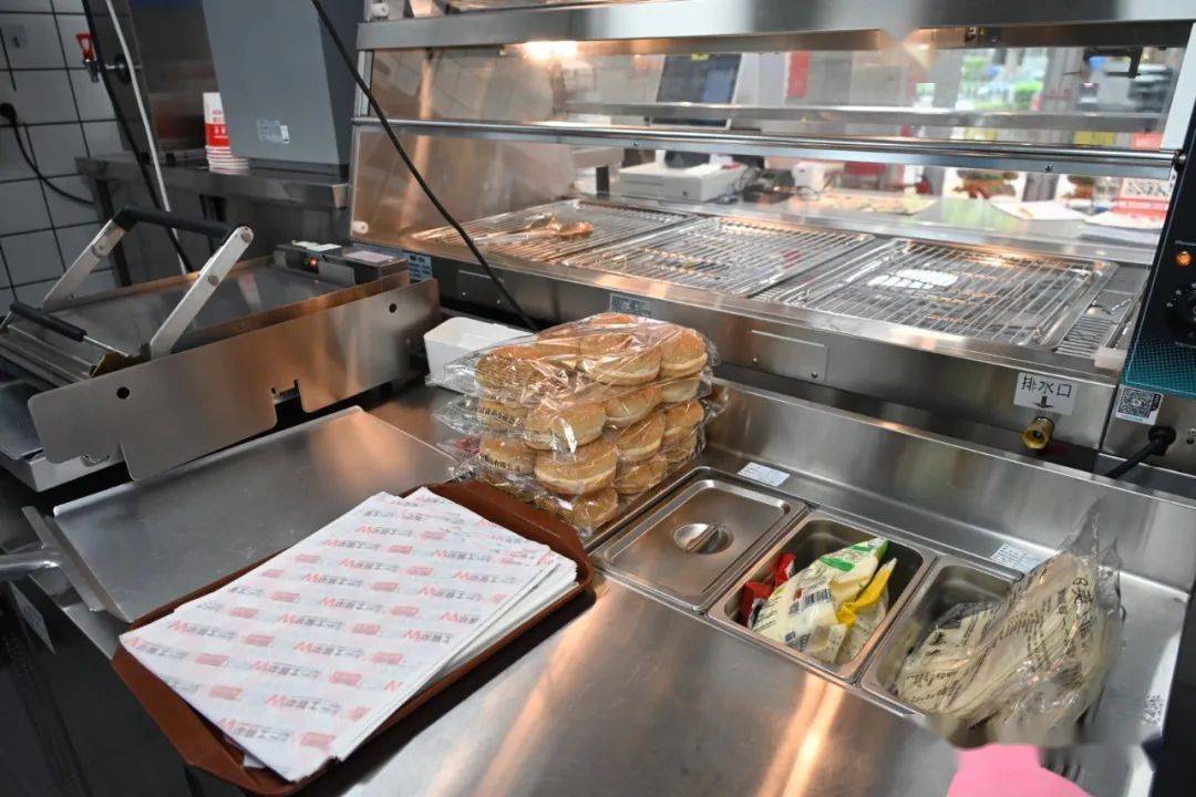 突击检查茂名两家华莱士后厨被公开