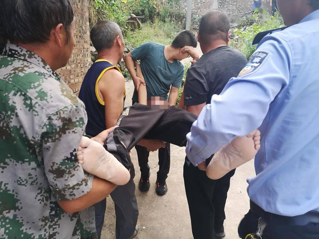 普定马场一男子喝农药自杀 民警火速救援 群众