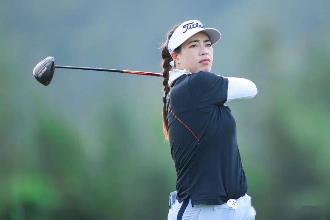 闫盼盼5杆领跑起点中巡珠海站首轮 贺承俊阳方t2