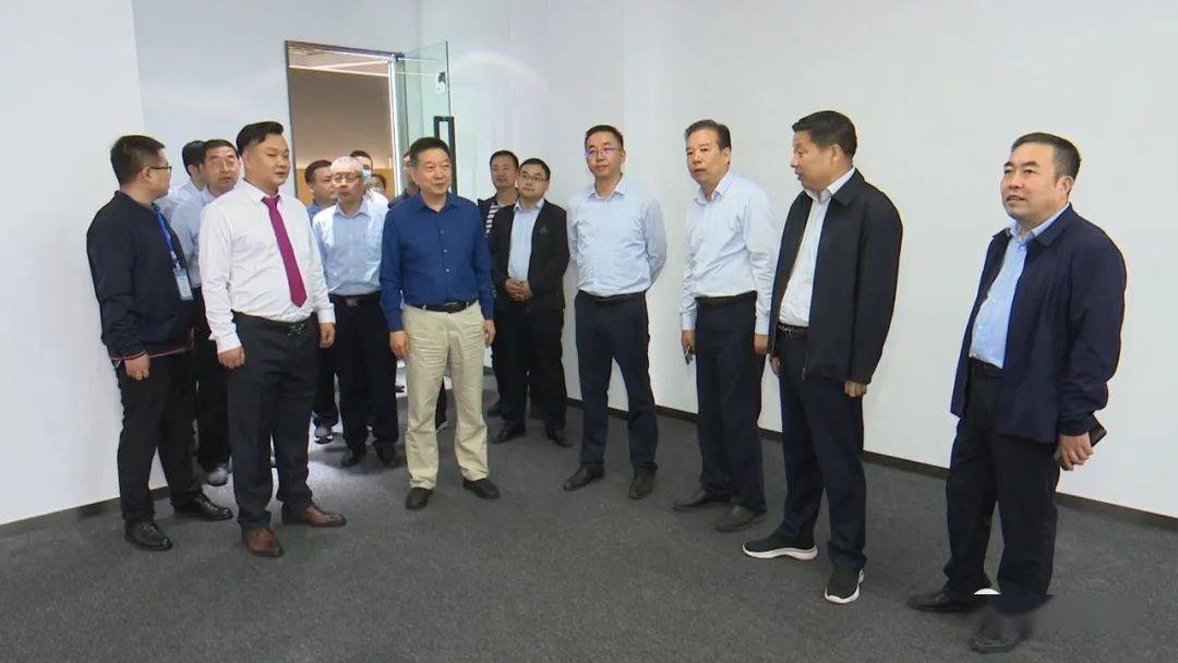 长刘鹏,眉县秦浩川猕猴桃专业合作社理事长李浩分别介绍了公司概况