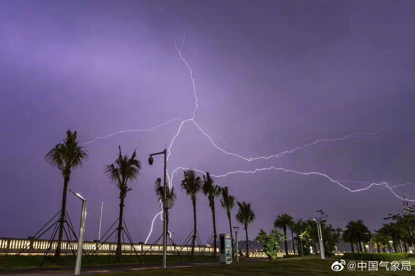 广东昨日雷雨活跃 闪电犹如天空中的舞者