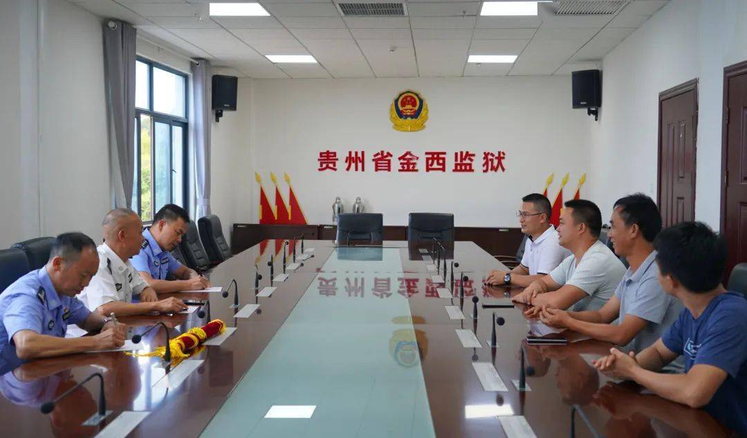 监狱党委委员,副政委蔡金国代表金西监狱接受了玛瑙村的锦旗.