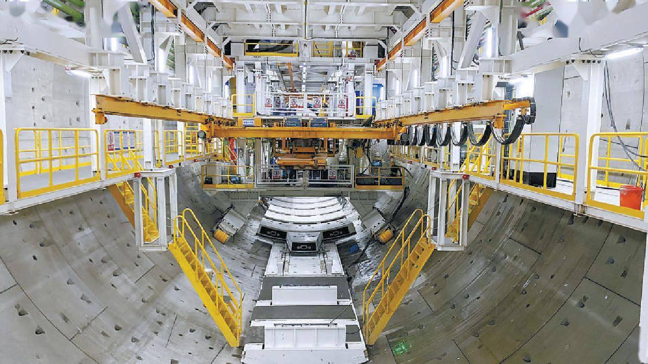 东六环地下隧道首设疏散救援专用通道便于救援车径直抵达事故点 施工