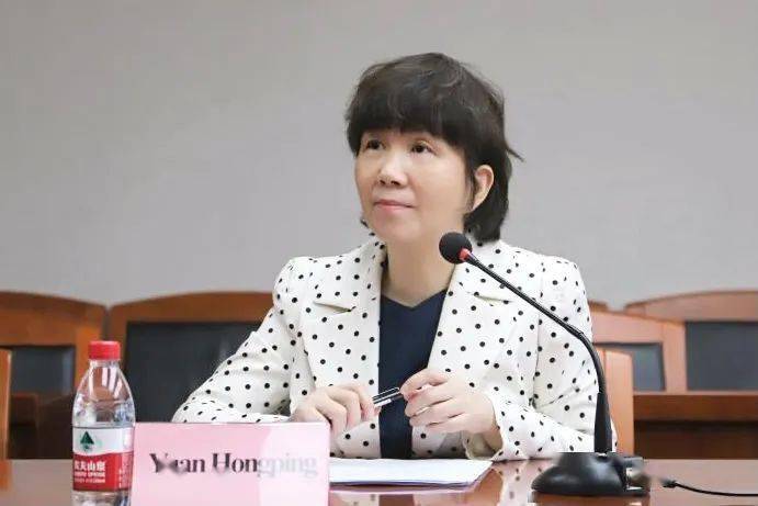 中国纺联副秘书长兼外事办公室主任袁红萍,产业部副主任赵明霞,外事办