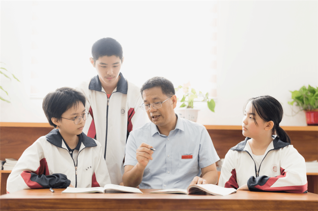 在南平一中,吕兴旺对自己"狠"是出了名的,学生们也因此很"怕"他!