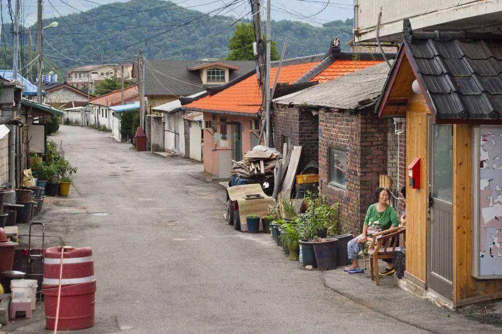 韩国农村空巢老人太惨!出门全靠走,村落十室三空,留守皆老人