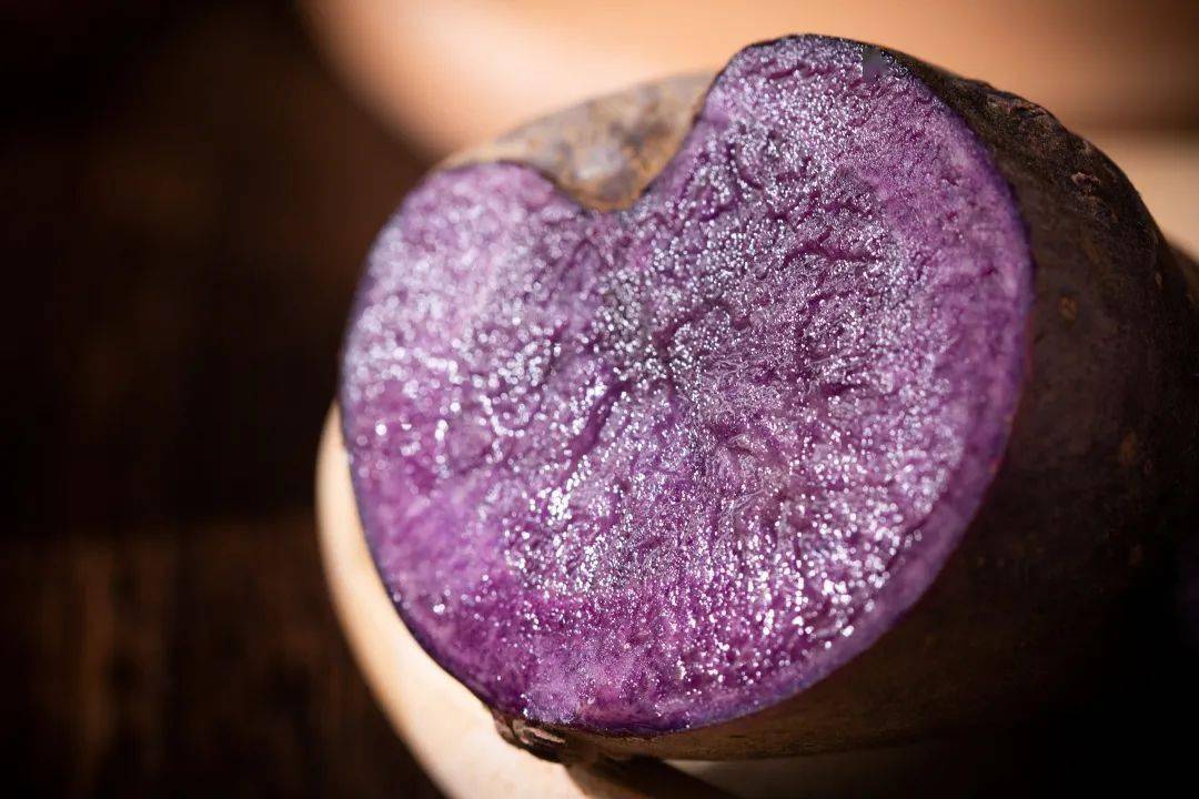 很多人担心它的"紫"是转基因或是上色,这点大可放心, 之所以呈黑紫色