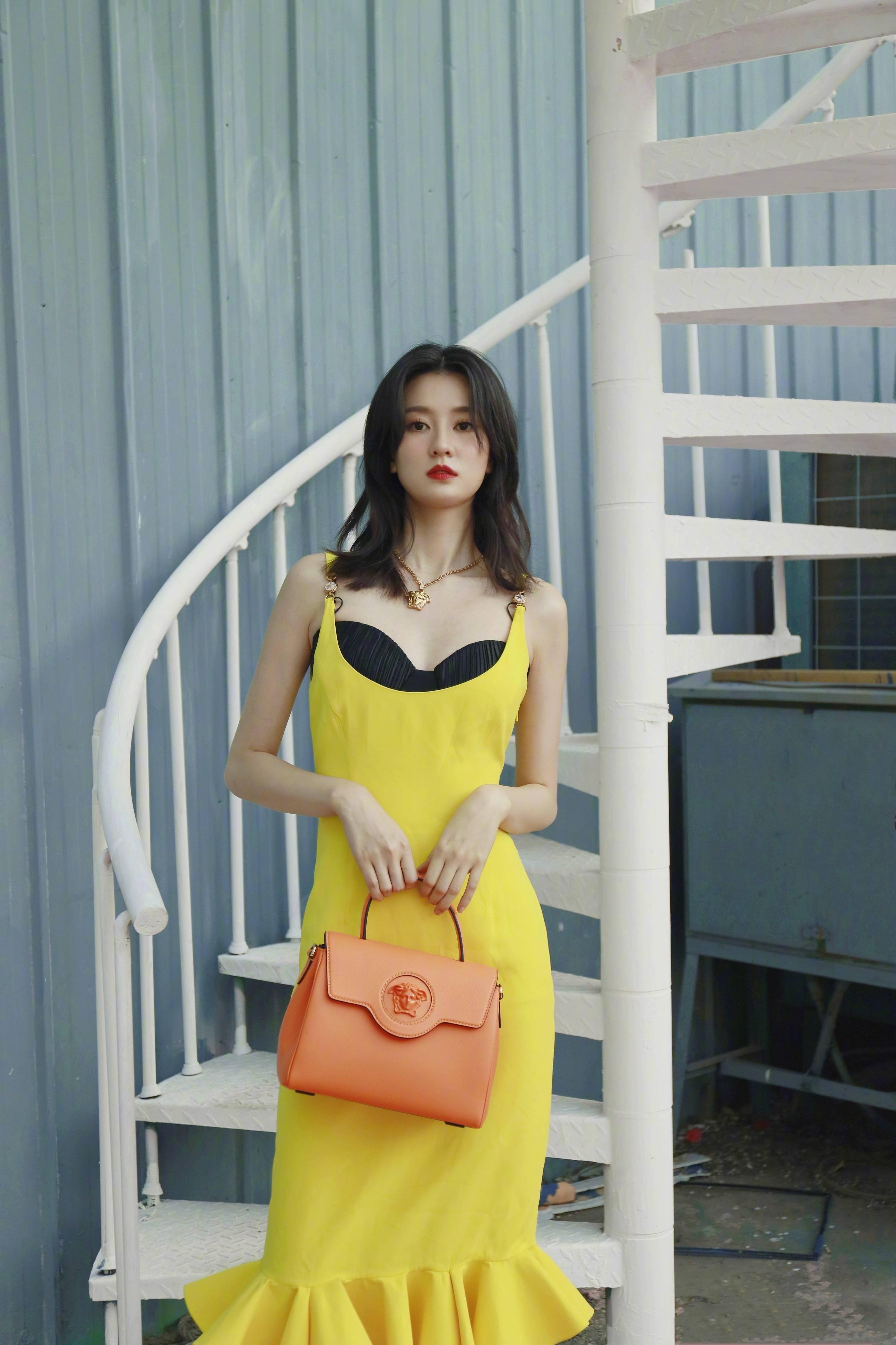 28岁乔欣高调亮相香槟色高开叉长裙性感迷人复古妆容高级魅惑