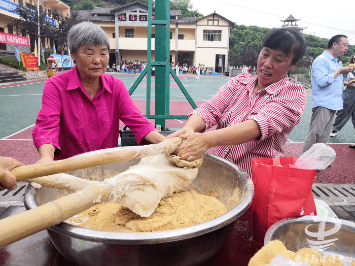 男生女生一起打糍粑图片