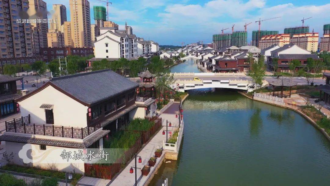 碧波荡漾群楼影,千门万户临河开.郜城水街驻乡愁,月光水城流溢彩.