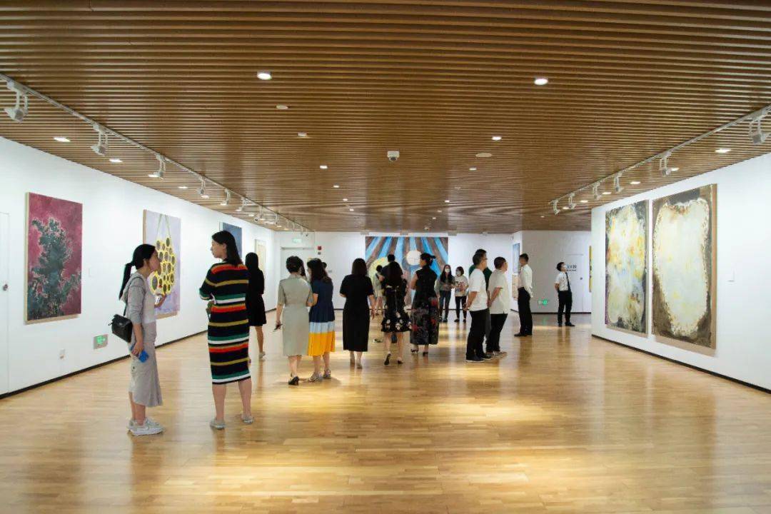 观众及嘉宾参观,龙美术馆(重庆馆,2021,摄影:韩小易