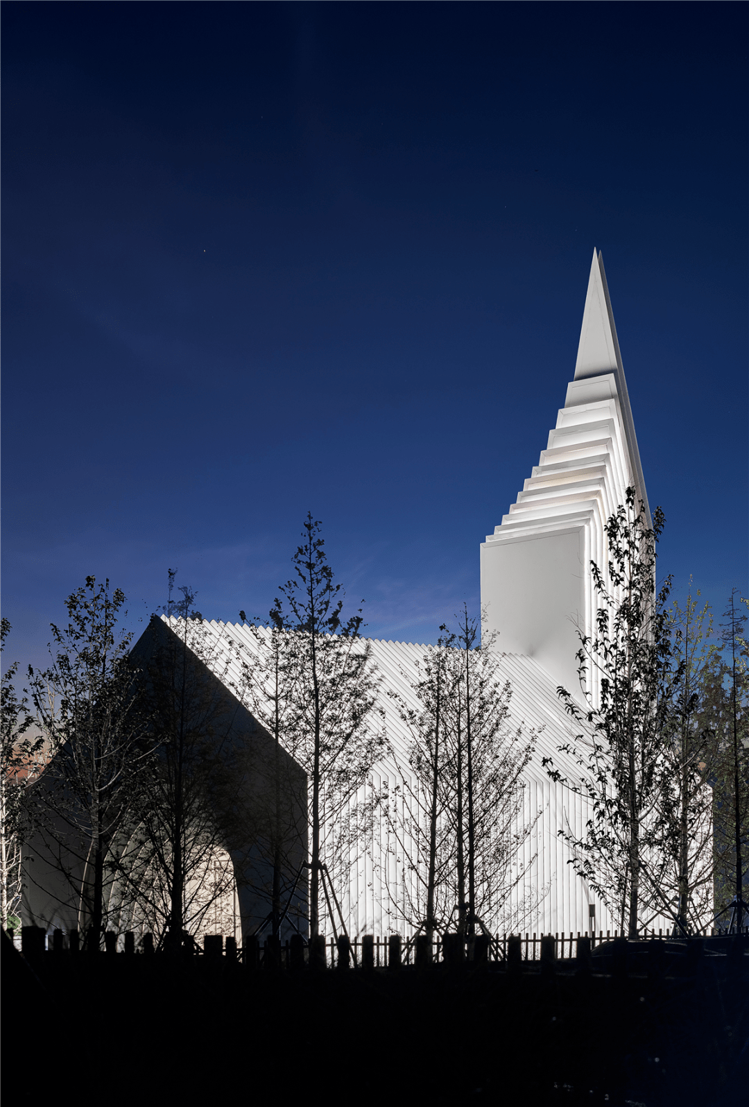 面对白色而带有神圣感的礼堂,人的内心是平和的,放松的,也可获得心灵