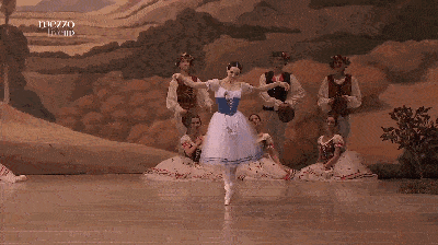 例如芭蕾舞剧《吉赛尔》中,一幕吉赛尔连续的足尖小跳展示了舞者有