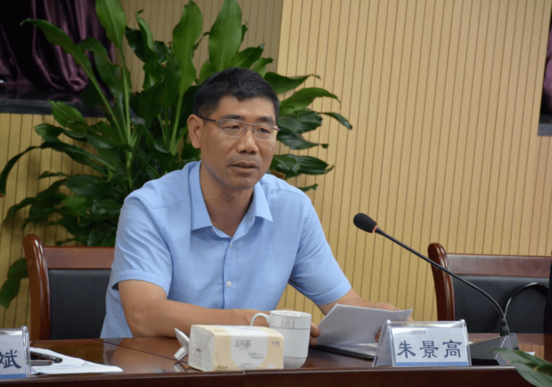 在调研座谈会上,林世南副秘书长对瑞安5所职高全部创成省重点职业学校