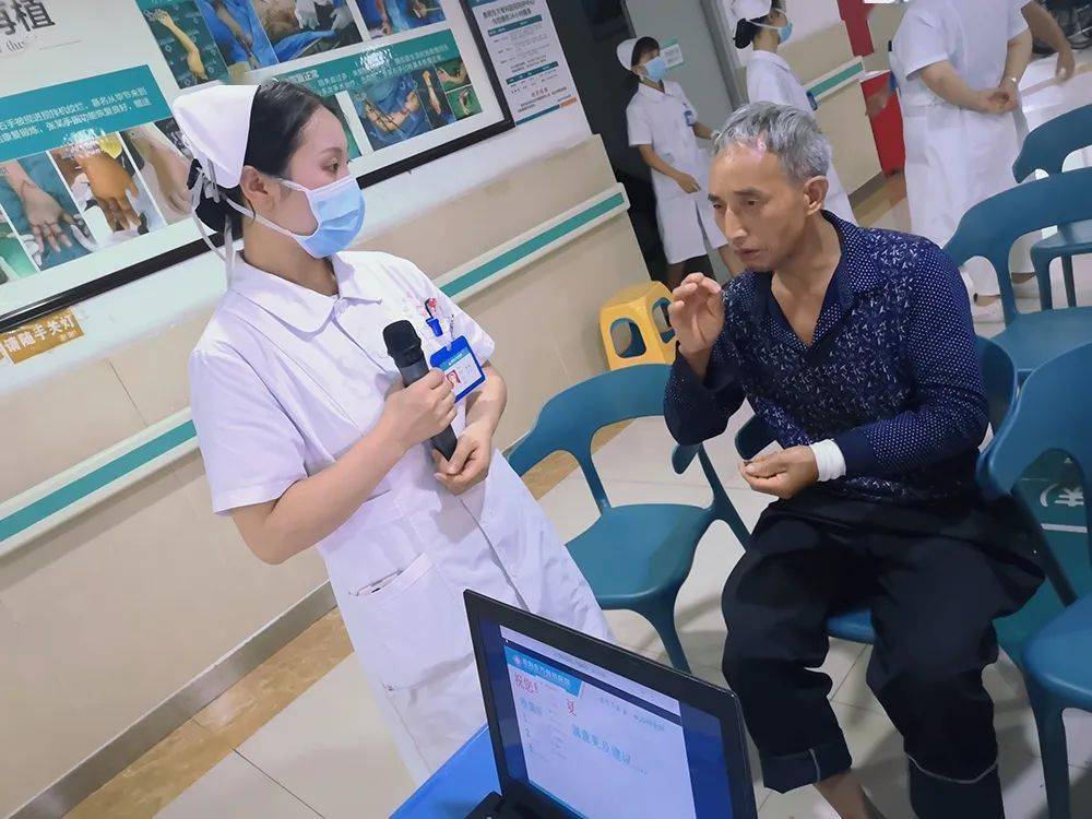 此次座谈会由手足显微外科责任护士张蓉主讲,围绕医院和科室的整体