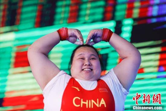 举重女子87公斤以上级决赛李雯雯 爱心 连连发 挺举 举重女子87公斤以上级决赛李雯雯 爱心 连连发 挺举