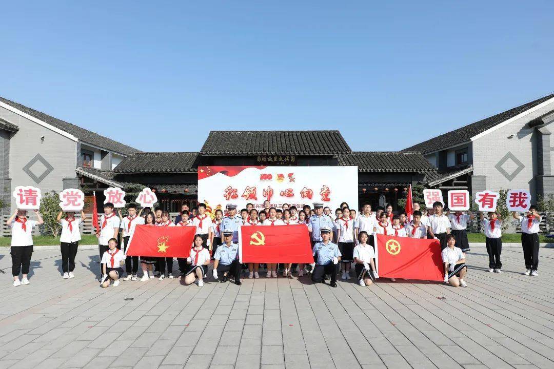 少年负壮气奋烈自有时党团队三旗传递仪式奏响强国有我的最强音