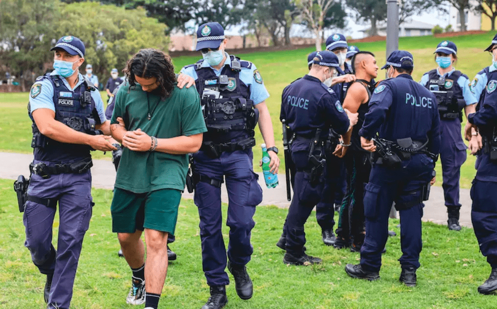 数百名抗议者在墨尔本市中心的对峙中与警察发生冲突