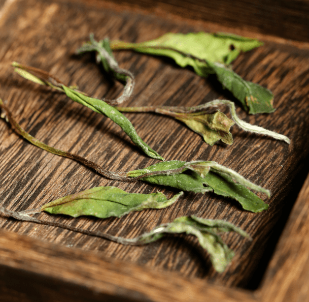 喜欢喝茶,因为茶没有那么多五彩斑斓的颜色.