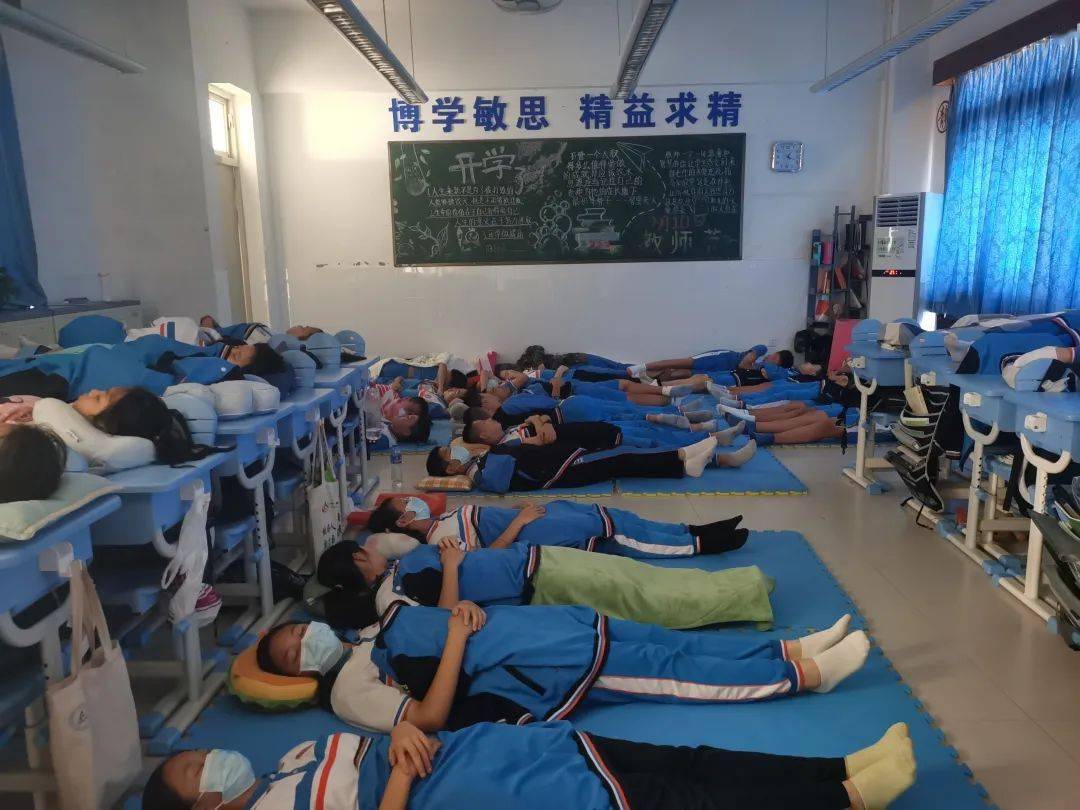 番禺区毓贤学校4年前就开始探索学生午休平躺睡天河区均和小学每个班