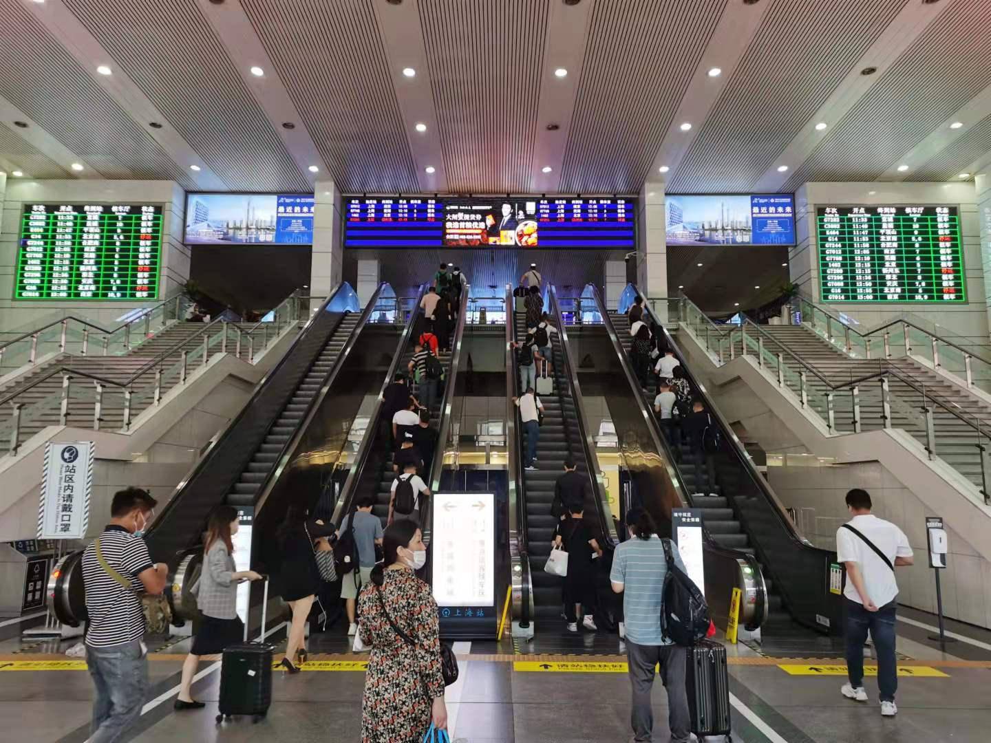假期的第一天,铁路上海站(下辖上海站,上海南站,上海虹桥站,上海西站