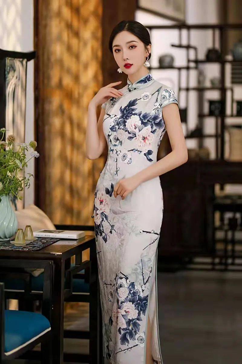 身着一清新丝绸旗袍,还你一妙语清秀佳人!