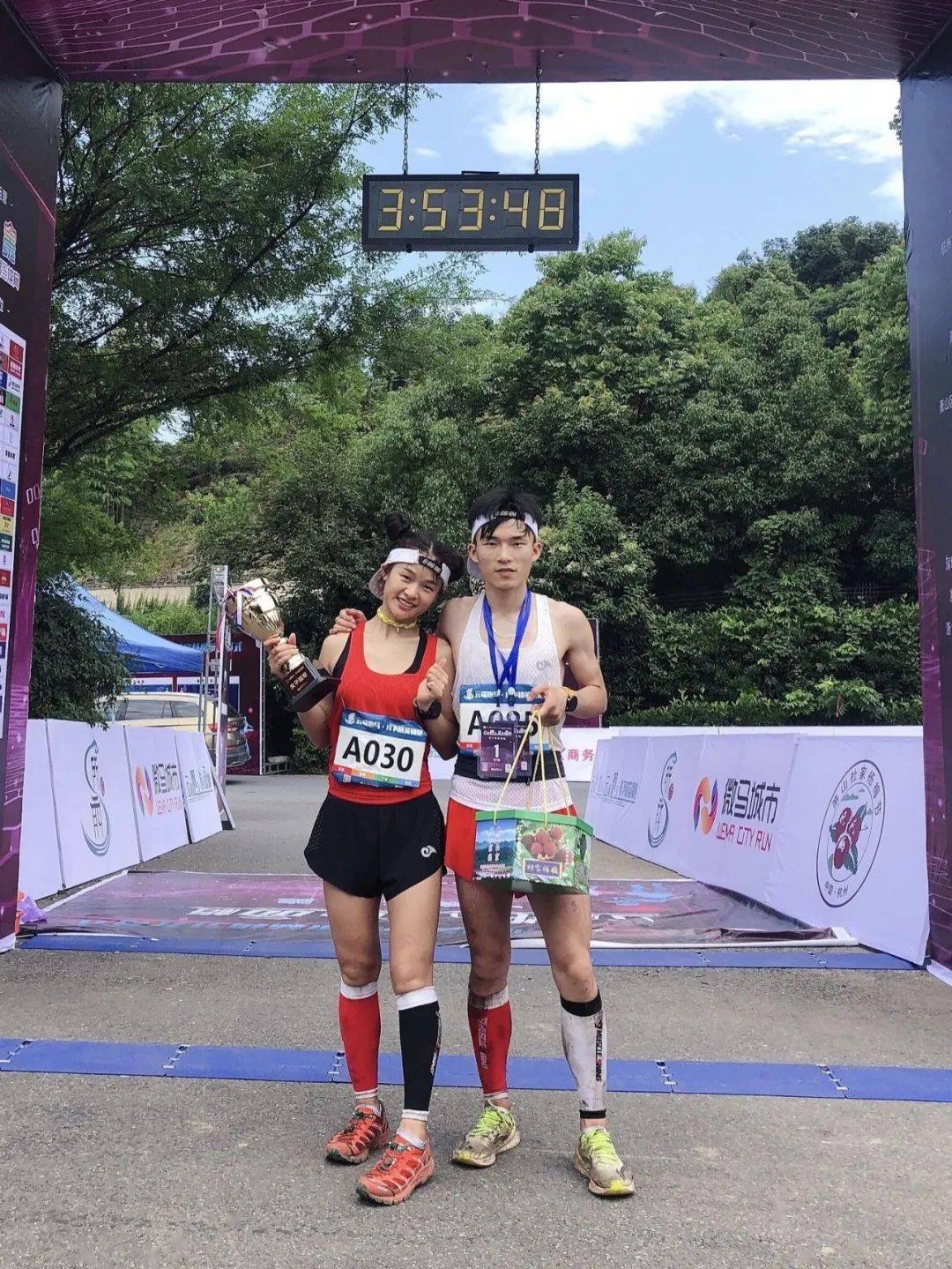 哪吒滚滚儿唐红芳95后研究生学霸马拉松见证下的奔跑情侣