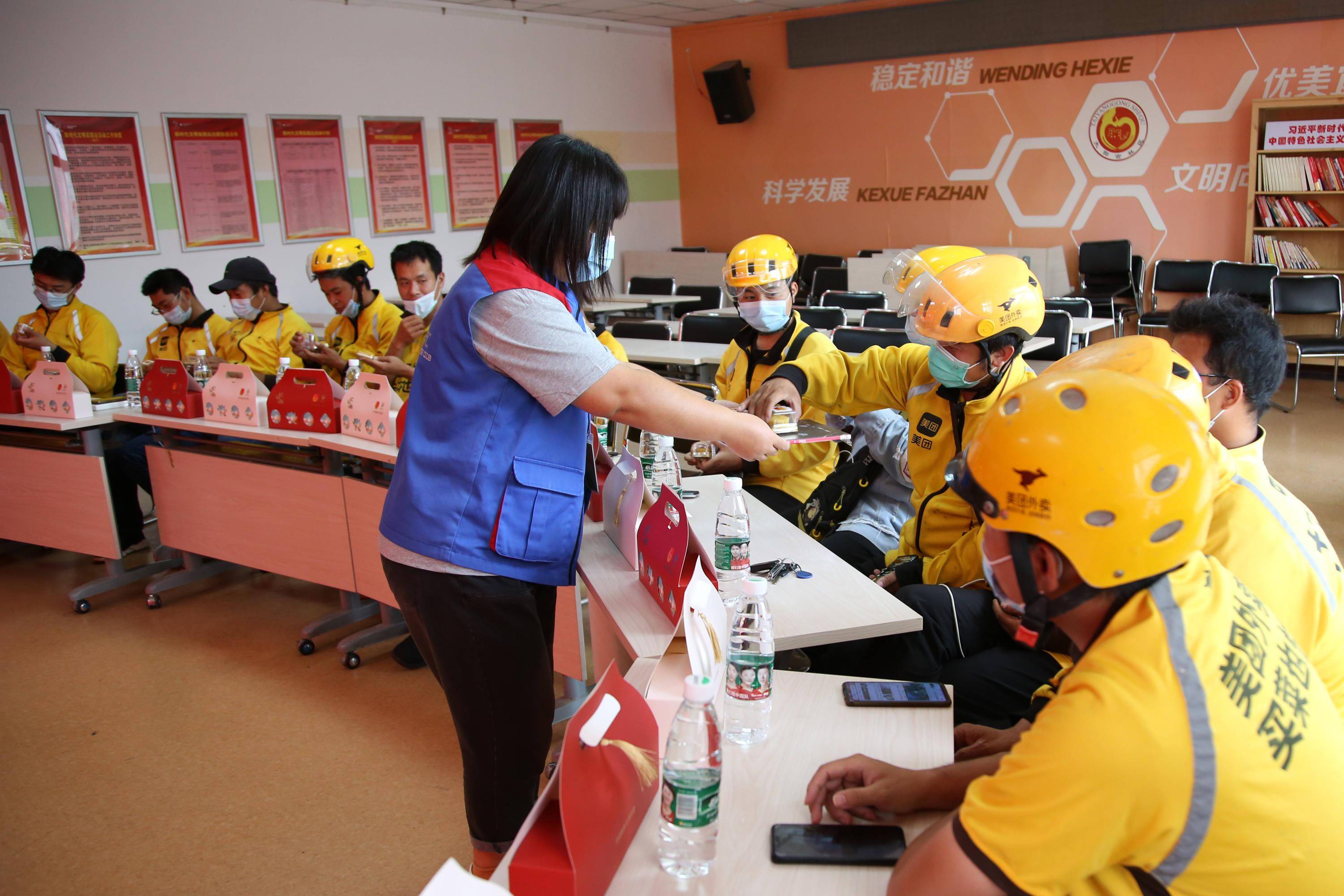 快递小哥外卖骑手网约车司机团团喊你来团圆