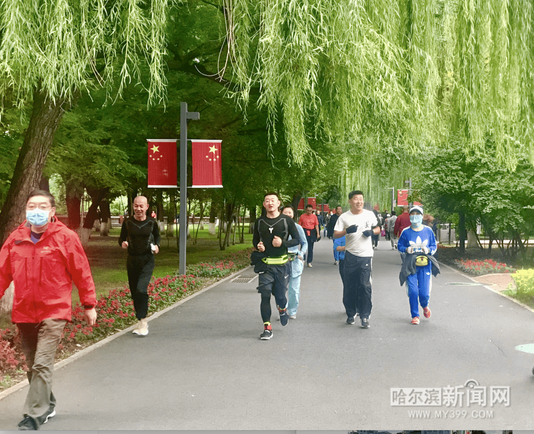 红旗高挂，鲜花盛开｜冰城喜迎国庆72周年